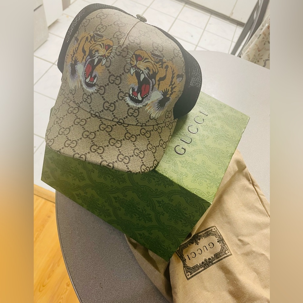 I’m selling a Gucci tiger hat..Still New